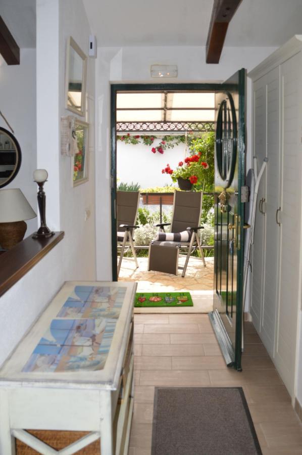 Issa Holiday Home - 3 Min Walk To Beach Kaštela 外观 照片