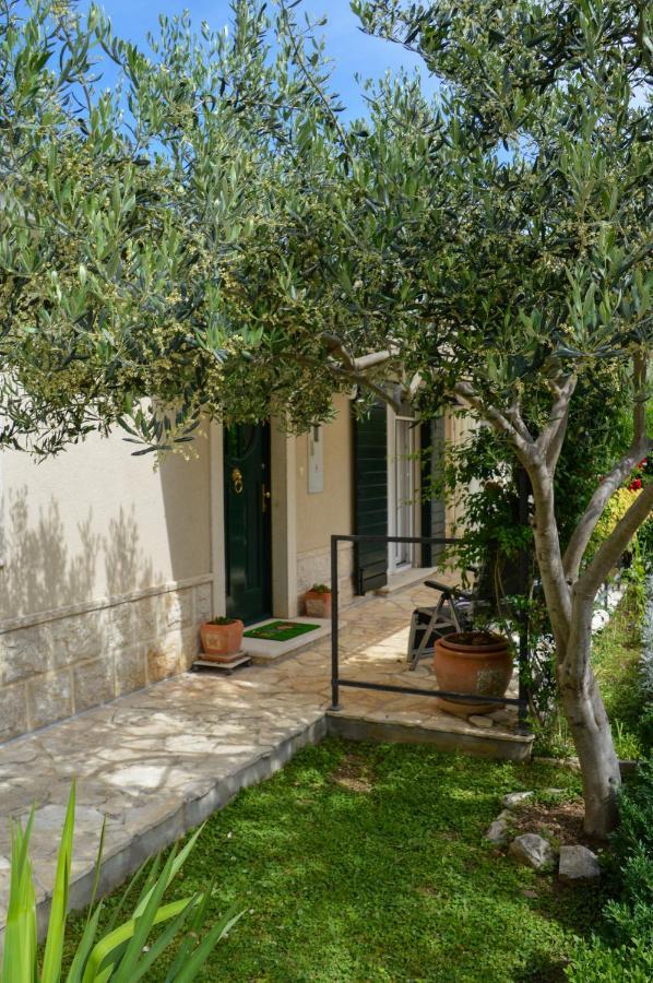 Issa Holiday Home - 3 Min Walk To Beach Kaštela 外观 照片