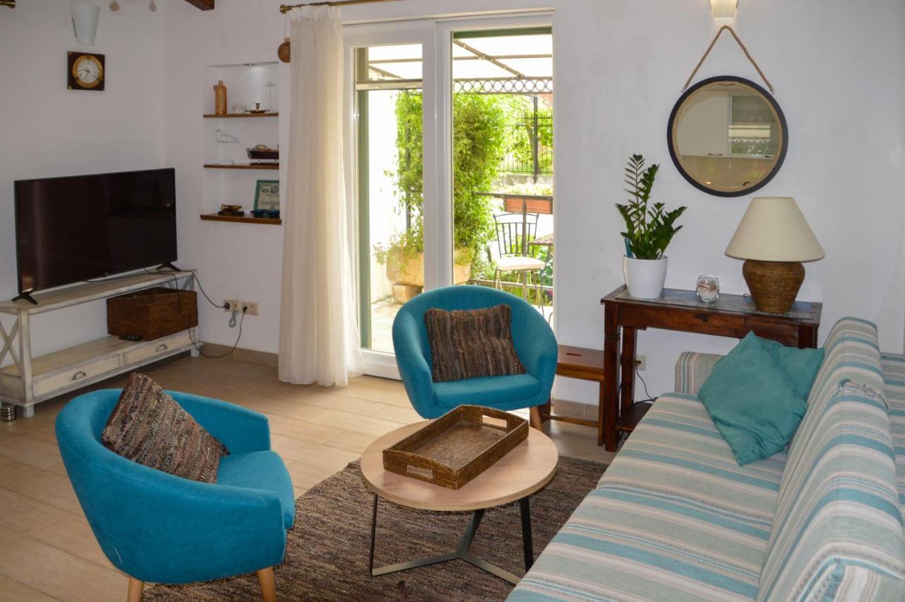 Issa Holiday Home - 3 Min Walk To Beach Kaštela 外观 照片