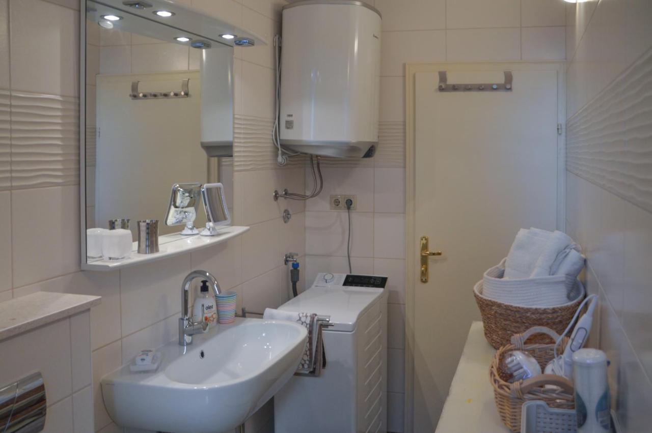 Issa Holiday Home - 3 Min Walk To Beach Kaštela 外观 照片