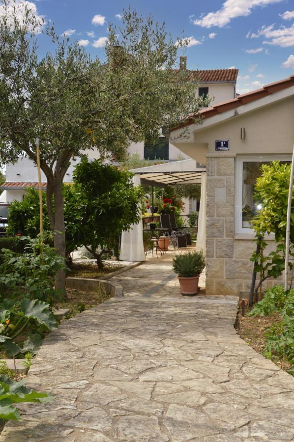 Issa Holiday Home - 3 Min Walk To Beach Kaštela 外观 照片